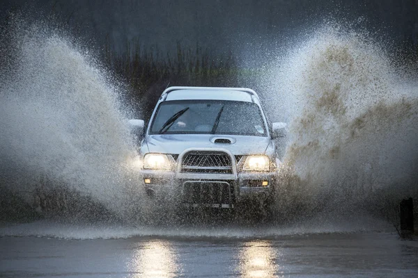 Fahrt auf einer überfluteten Landstraße — Stockfoto