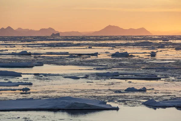 Sol de medianoche - Hielo marino - Groenlandia — Foto de Stock