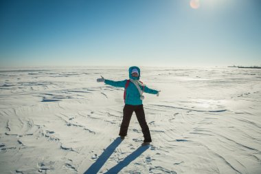 Güneşli bir günde karda kız