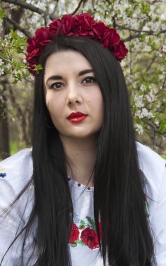 Genç ve güzeller güzeli bir kız Ukrayna kostüm