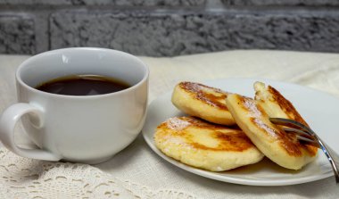 pudra şekerli gözleme ve bir fincan kahve sabah kahvaltısı.