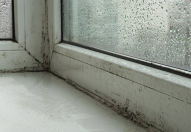 Kirli beyaz plastik pencereye su damlaları yakın