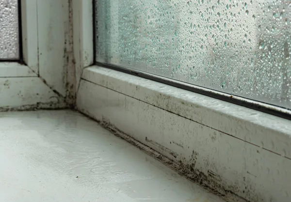 Brudne białe plastikowe okno z kroplami wody zbliżenie Obrazy Stockowe bez tantiem