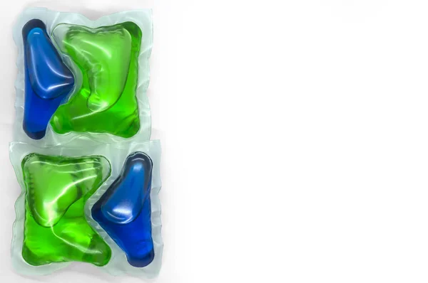 Kapszula kék-zöld géllel fehér háttér fénymásoló felületen történő mosáshoz Stock Fotó