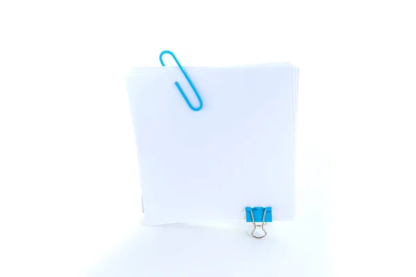 Pegatinas para notas, clip de papel, carpeta sobre fondo blanco — Foto de Stock