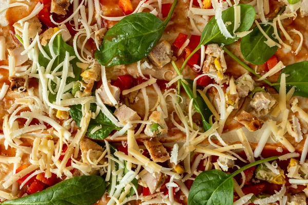 Ispanaklı ve peynirli pizza yakın plandan.