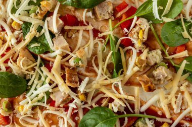 Ispanaklı ve peynirli pizza yakın plandan.