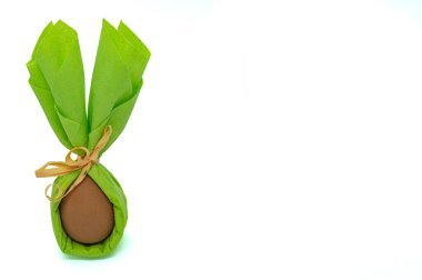 Beyaz arka planda Paskalya tavşanı yumurtası. Yakın plan.