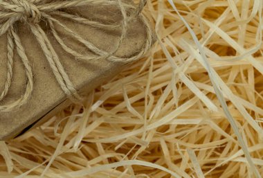 Ahşap talaşı dokusu ve hediye kutusu. Kapatın.