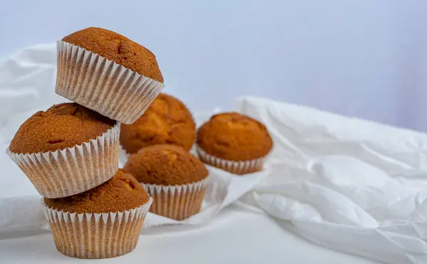 Cupcakes no fundo branco fechar espaço cópia — Fotografia de Stock