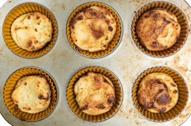 Kekler yemek kabı görünümünde. Yakın plan görüntüyü izole et.