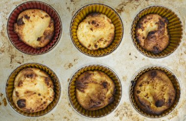 Kekler yemek kabı görünümünde. Yakın plan görüntüyü izole et.