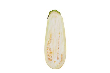 Beyaz arka planda yarım kesilmiş patlıcan. Yakın plan.