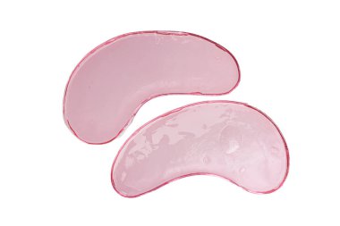 Gözlerinin altındaki pembe jel kozmetik bantları beyaz arka planda, yakın plan.