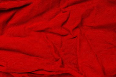 Buruşmuş kırmızı kumaş dokusu yakın plan.