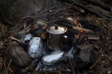 Açık havada yemek pişirmek. Kamp..