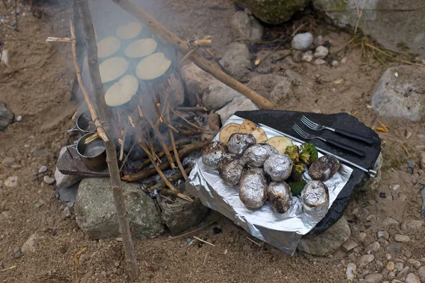 Açık Havada Sebze Pişirmek Doğada Kamp Yapmak Tütsülenmiş Sebze — Stok fotoğraf