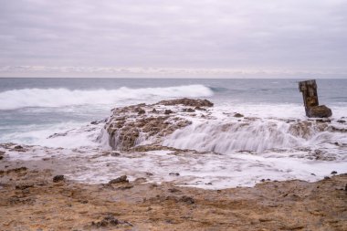 Deniz Salinas, Ekvador 'daki Chocolatera' da kayalara çarpıyor.