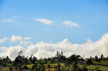 Tepedeki bir kilise.