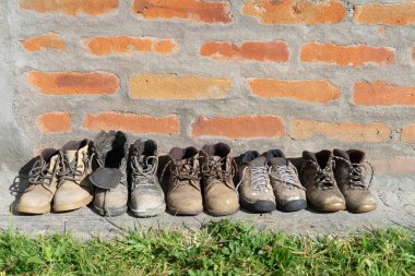 çeşitli eski iş botları.
