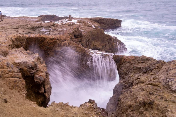 在厄瓜多尔萨利纳斯的乔科莱特拉 海水与岩石相撞 — 图库照片