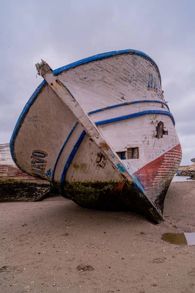 Старая Лодка Песке — стоковое фото