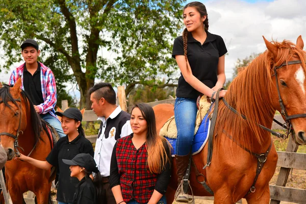 Rancho Fphoenix Latacunga Cotopaxi Ecuador August 2016 许多人站在两匹马旁边 车上有两个骑手 — 图库照片