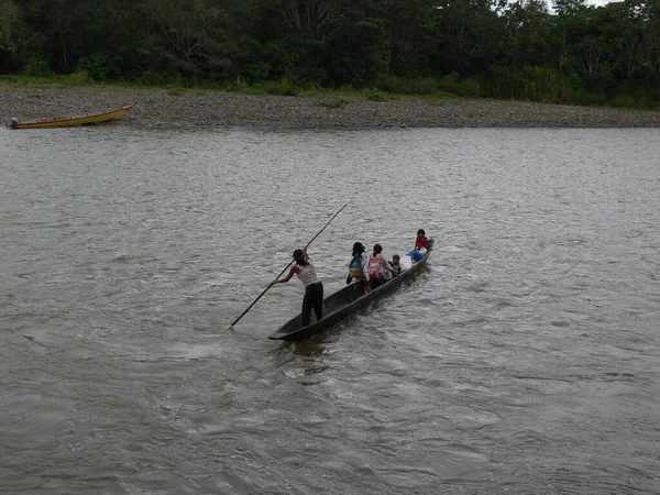 Grup Copii Canoe Traversează Râu Ecuador — Fotografie, imagine de stoc