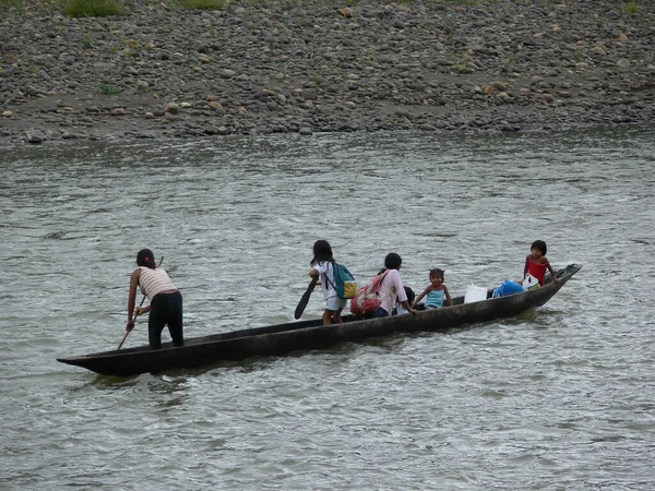 Grupo Crianças Uma Canoa Cruza Rio Equador — Fotografia de Stock