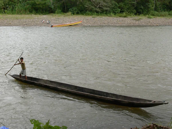 Grupo Crianças Uma Canoa Cruza Rio Equador — Fotografia de Stock