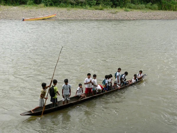 Grupo Crianças Uma Canoa Cruza Rio Equador — Fotografia de Stock