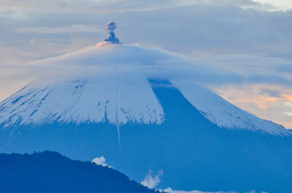 Uma Vista Vulcão Sangay Equador Com Pequenas Erupções — Fotografia de Stock