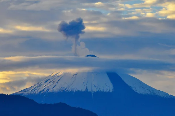 Uma Vista Vulcão Sangay Equador Com Pequenas Erupções — Fotografia de Stock