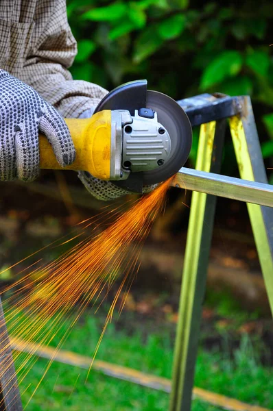 Homem Desconhecido Usando Uma Grelha Angular Para Cortar Metal — Fotografia de Stock