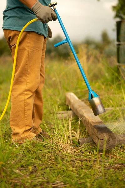 Homem Desconhecido Queimando Madeira Para Eliminar Woodlice — Fotografia de Stock