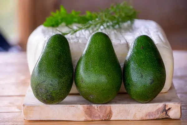 Large Fresh Cheese Avocados — Stock Photo, Image