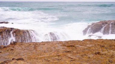 Dalgalar kayalara çarpıyor