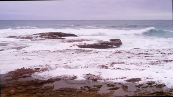 Κύματα Πέφτουν Πάνω Βράχους — Αρχείο Βίντεο