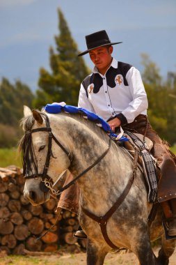 Rancho Fenix, Latacunga, Cotopaxi, Ekvador 12 Ağustos 2016. At binen bir binici.