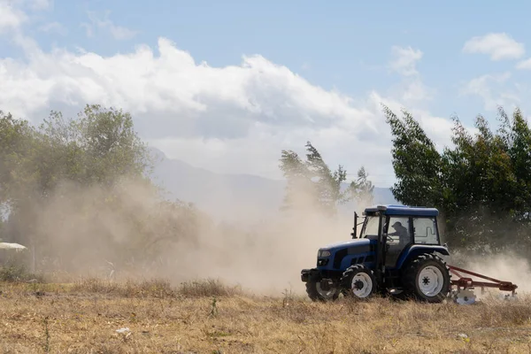 Tracteur Bleu Labourant Champ Jour Poussiéreux — Photo