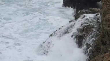 Dalgalar kayalara çarpıyor