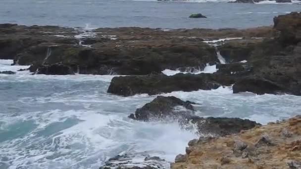Κύματα πέφτουν πάνω σε βράχους — Αρχείο Βίντεο