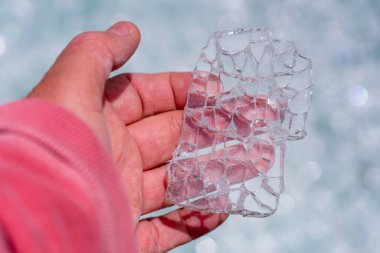 Parçalanmış camın yakın çekimi.