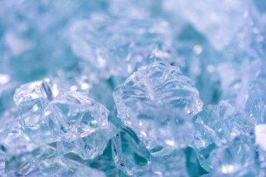 Parçalanmış camın yakın çekimi.