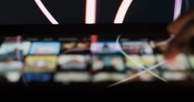 Gece tablet üzerinde film ve TV programları izlemek için kullanıcı tarama platformu uygulaması - karantinaya alınmış konsept görüntüler