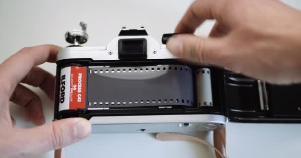 Filme Enrolamento Usuário Câmera Filme Recém Carregada 35Mm Ilford Preto — Vídeo de Stock