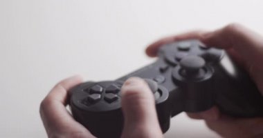 Karantina sırasında çift şoklu playstation oyun alanı denetleyicisiyle oyun oynayan oyuncu