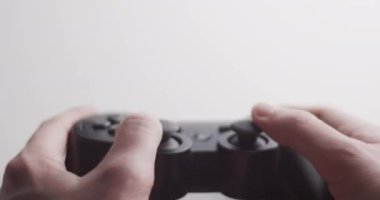 Playstation çifte şoklu oyun alanı denetleyicisiyle video oyunları oynayan kullanıcı