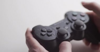 Oyun kumandası alınıyor ve izole edilmiş video konsepti oynanıyor