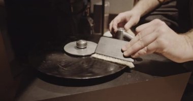 Kirli plakları su çözeltisi ve müzik mağazasında özel temizlik teknolojisiyle yıkamak.